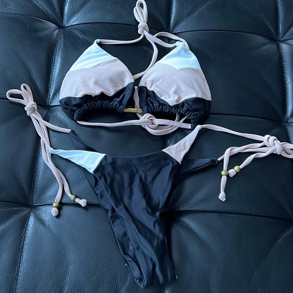 Chic Neutral Color-Block Bikini - Effortless Elegance for the Beach! - Picture 4 of 12